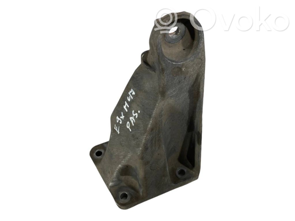 Dzinēja nostiprināšanas stiprinājums-kronšteins