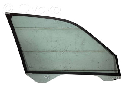 priekšējo durvju stikls (četrdurvju mašīnai)