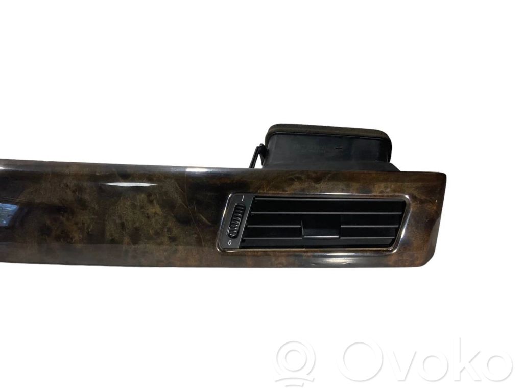 Paneļa dekoratīvās apdares vairogs (centrālais)