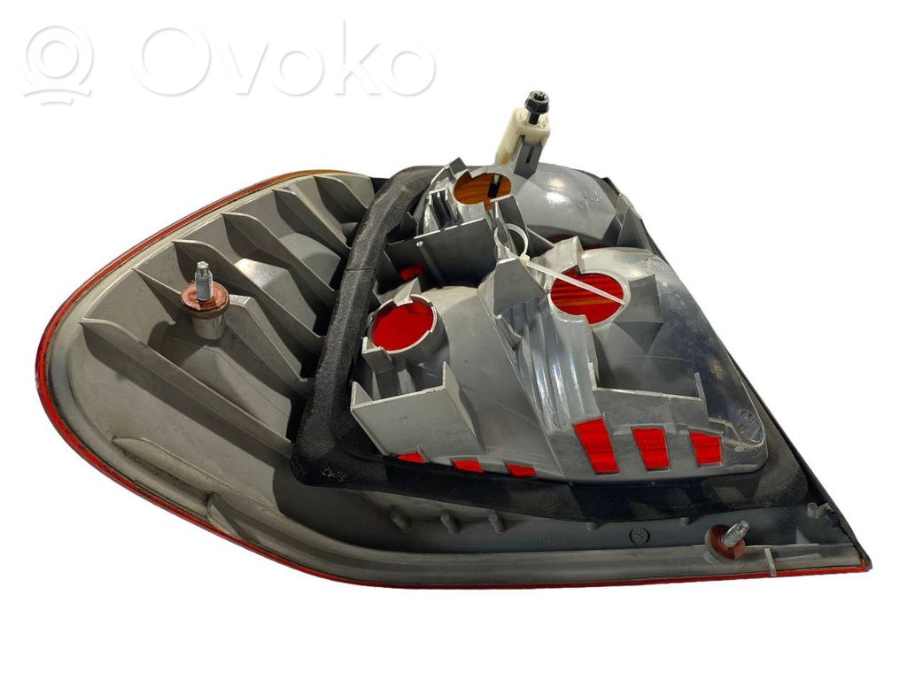 Aizmugurējais lukturis virsbūvē