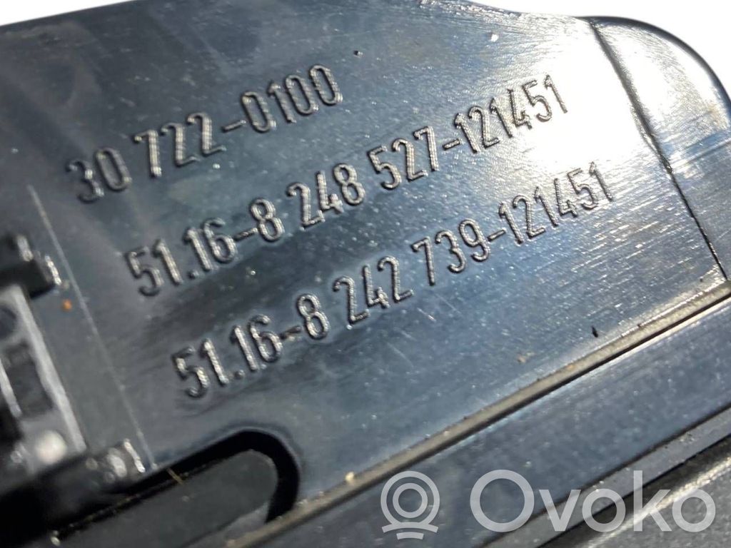 Pelnutrauks (aizmugurē)