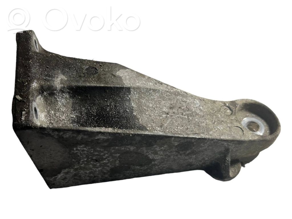 Engine mounting bracket