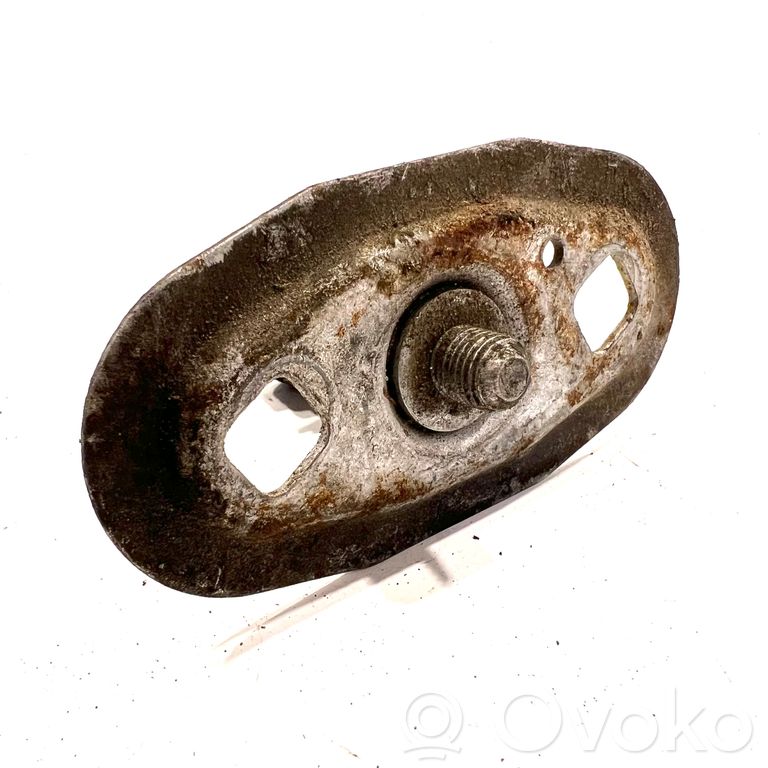 Dzinēja pārsega slēdzene