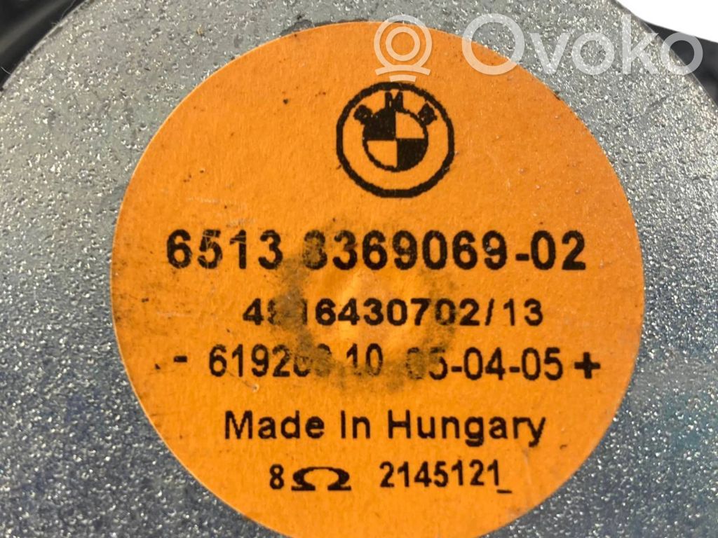 Skaļrunis (-i) aizmugurējā palodzē