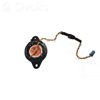 Skaļrunis (-i) pakaļējās durvīs