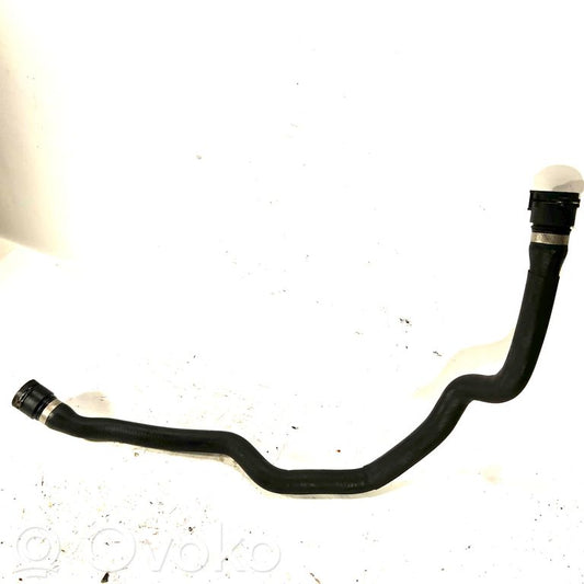 Caurulīte (-es) / šļūtene (-es)