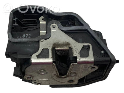 Priekšpusē slēdzene