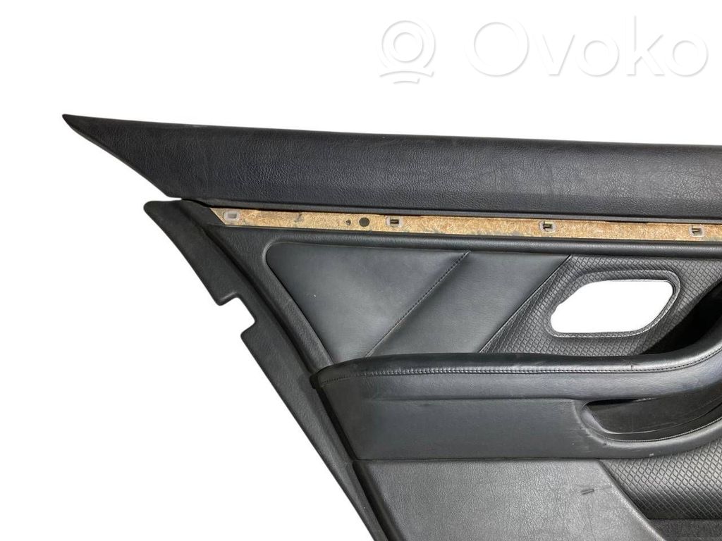 Apšuvums aizmugurējām durvīm