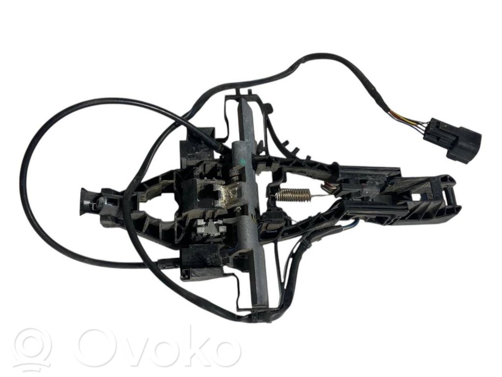 Priekšpusē turētājs / kronšteins ārējam atvēršanas rokturim