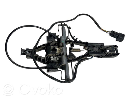 Priekšpusē turētājs / kronšteins ārējam atvēršanas rokturim