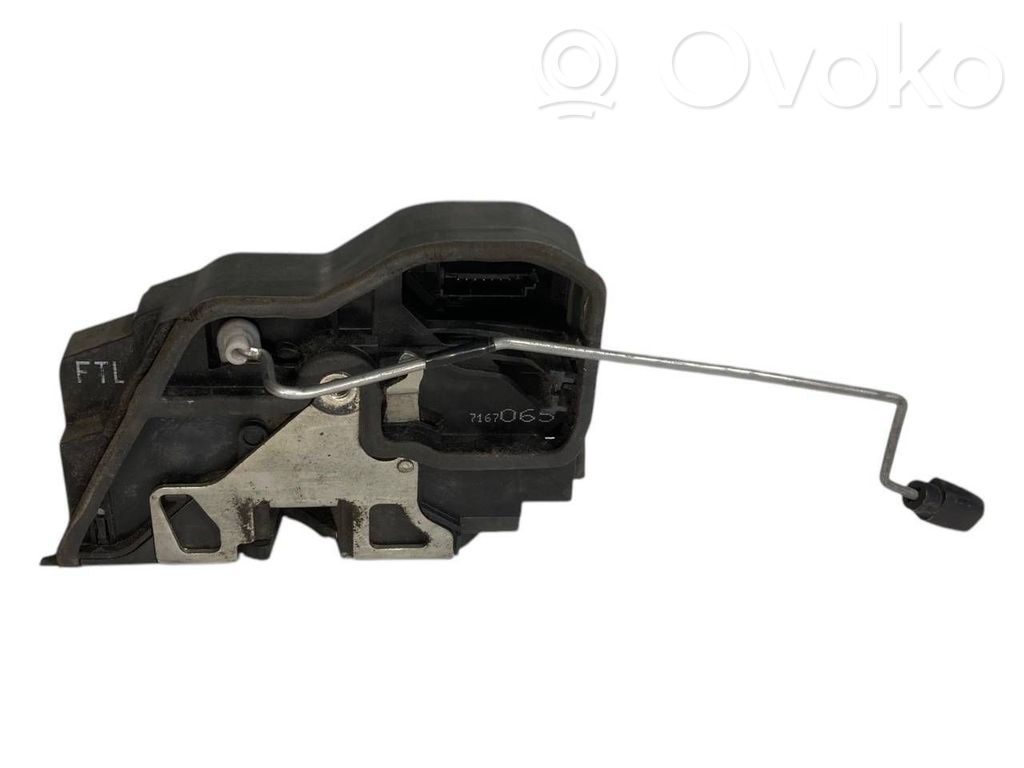 Priekšpusē slēdzene