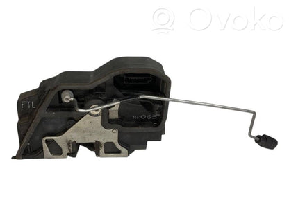 Priekšpusē slēdzene