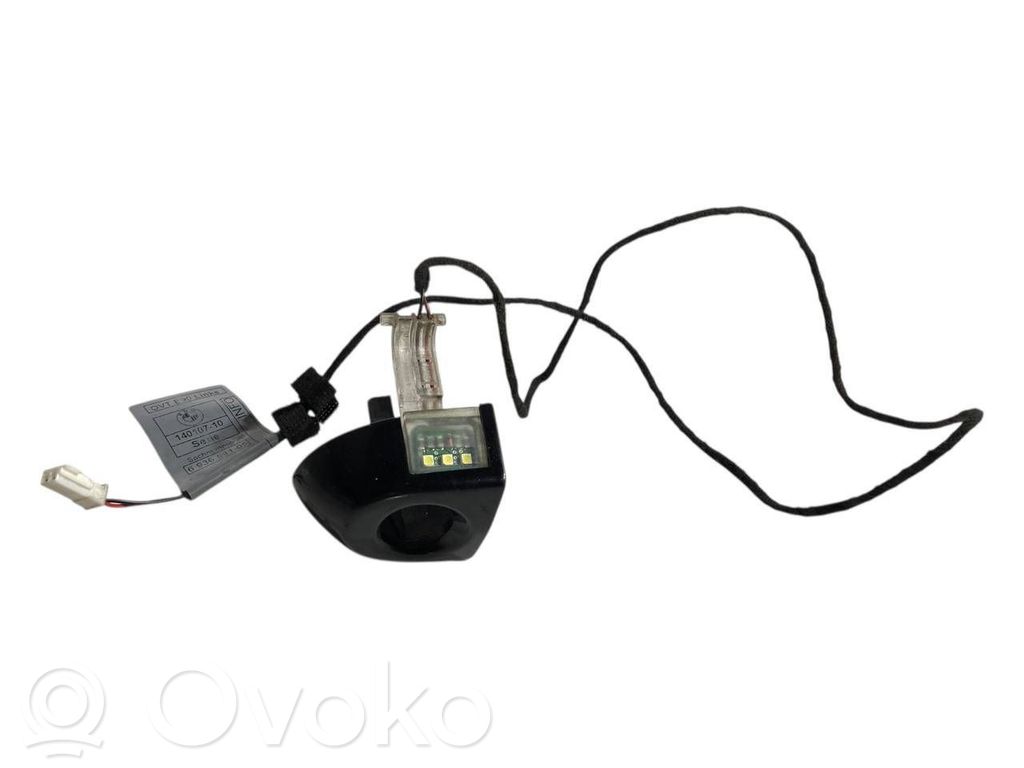 Priekšējo durvju roktura apgaismojums (ārpusē)