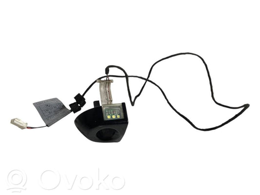 Priekšējo durvju roktura apgaismojums (ārpusē)