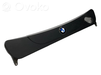 Dzinēja pārsegs (dekoratīva apdare)