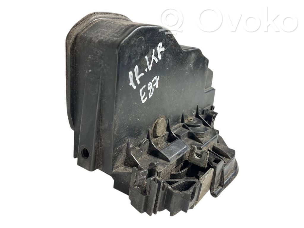 Priekšpusē slēdzene