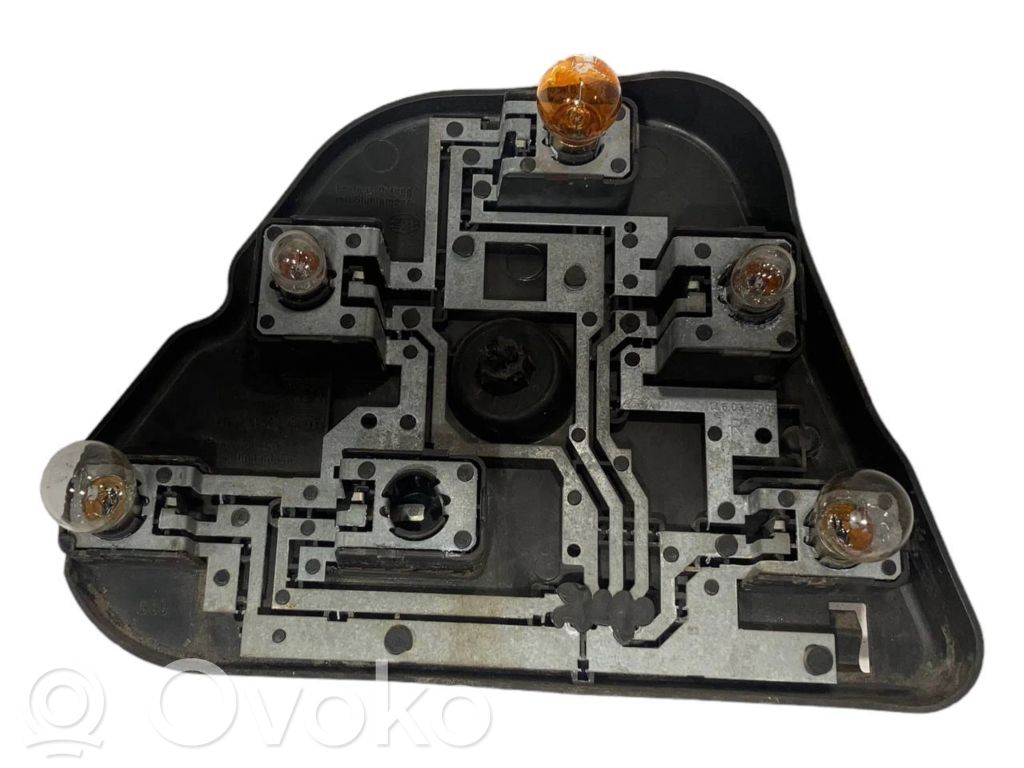 Держатель крышки заднего фонаря