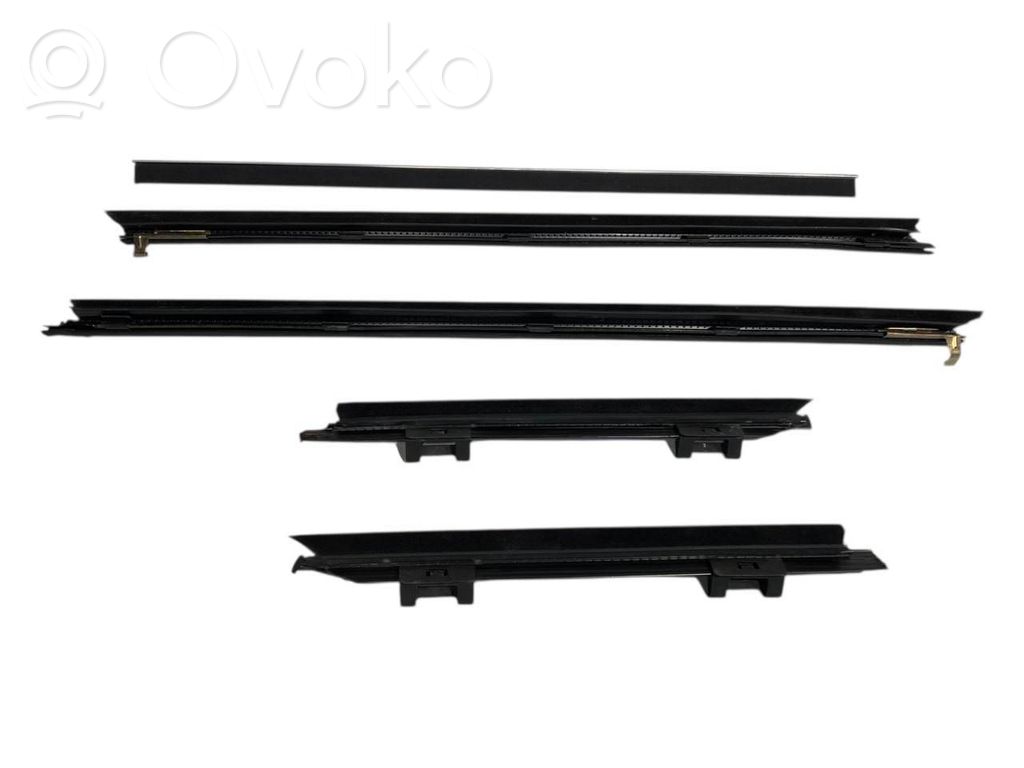 Apšuvums aizmugurējām durvīm