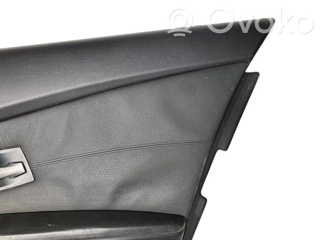 Apšuvums aizmugurējām durvīm