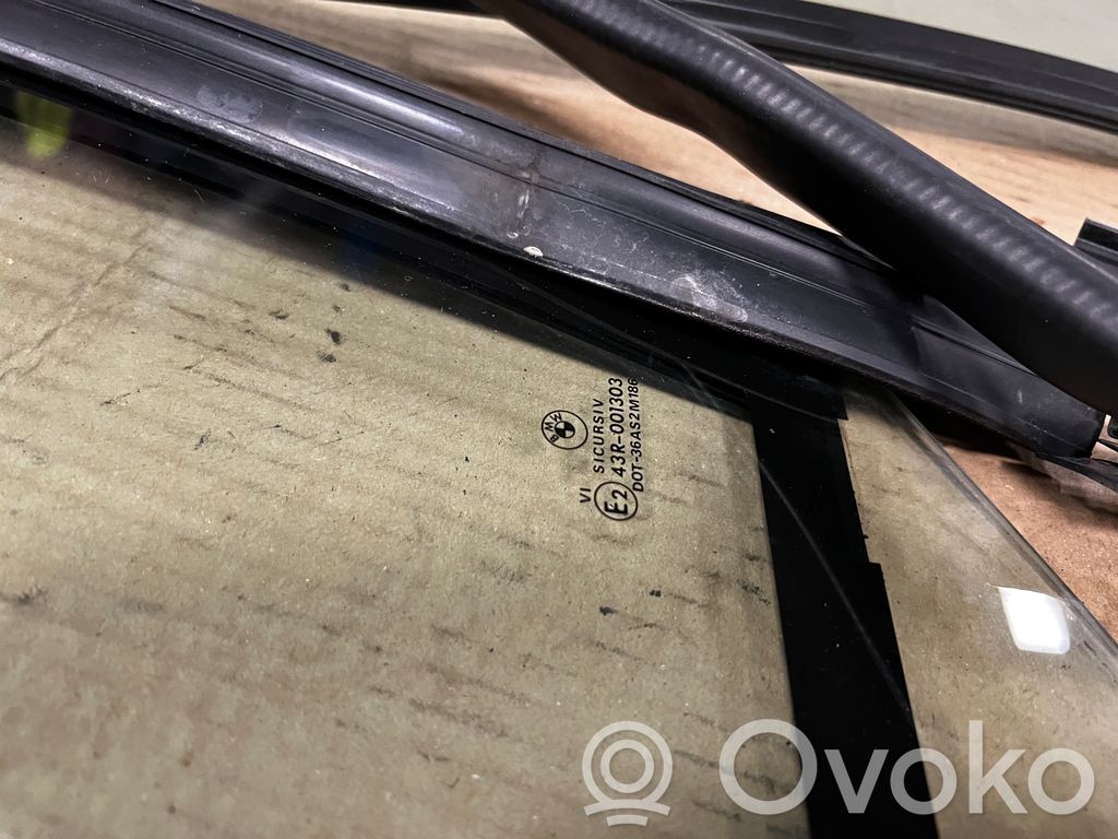 priekšējo durvju stikls (četrdurvju mašīnai)