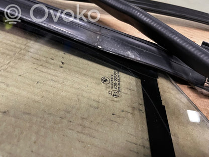 priekšējo durvju stikls (četrdurvju mašīnai)