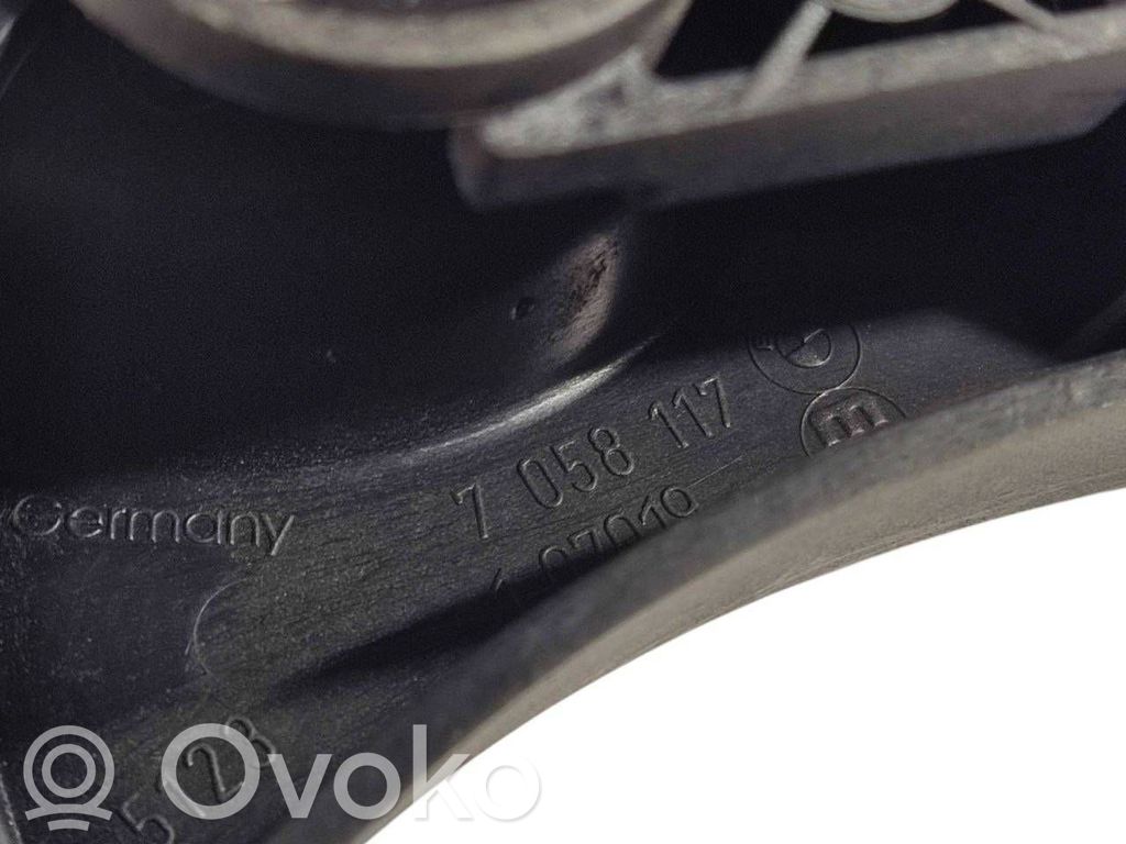 Dzinēja pārsega attaisīšanas rokturītis