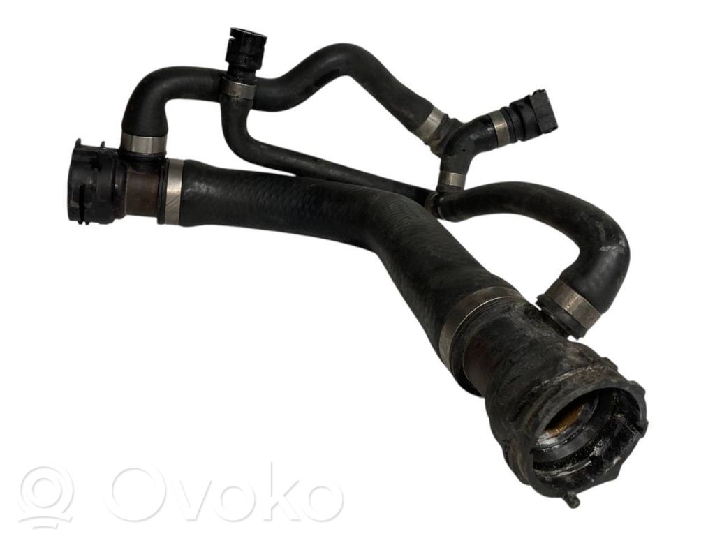 Caurulīte (-es) / šļūtene (-es)