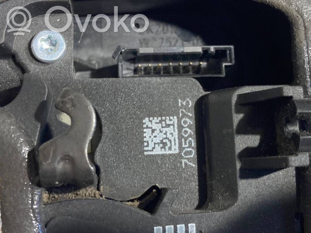 Priekšpusē slēdzene