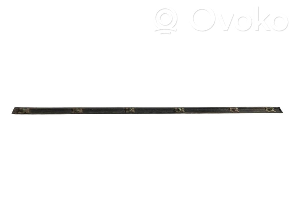 Priekšpusē durvju dekoratīvā apdare (moldings)