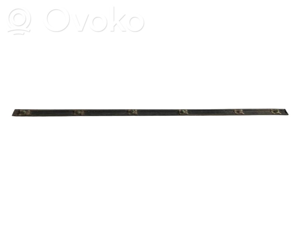 Priekšpusē durvju dekoratīvā apdare (moldings)