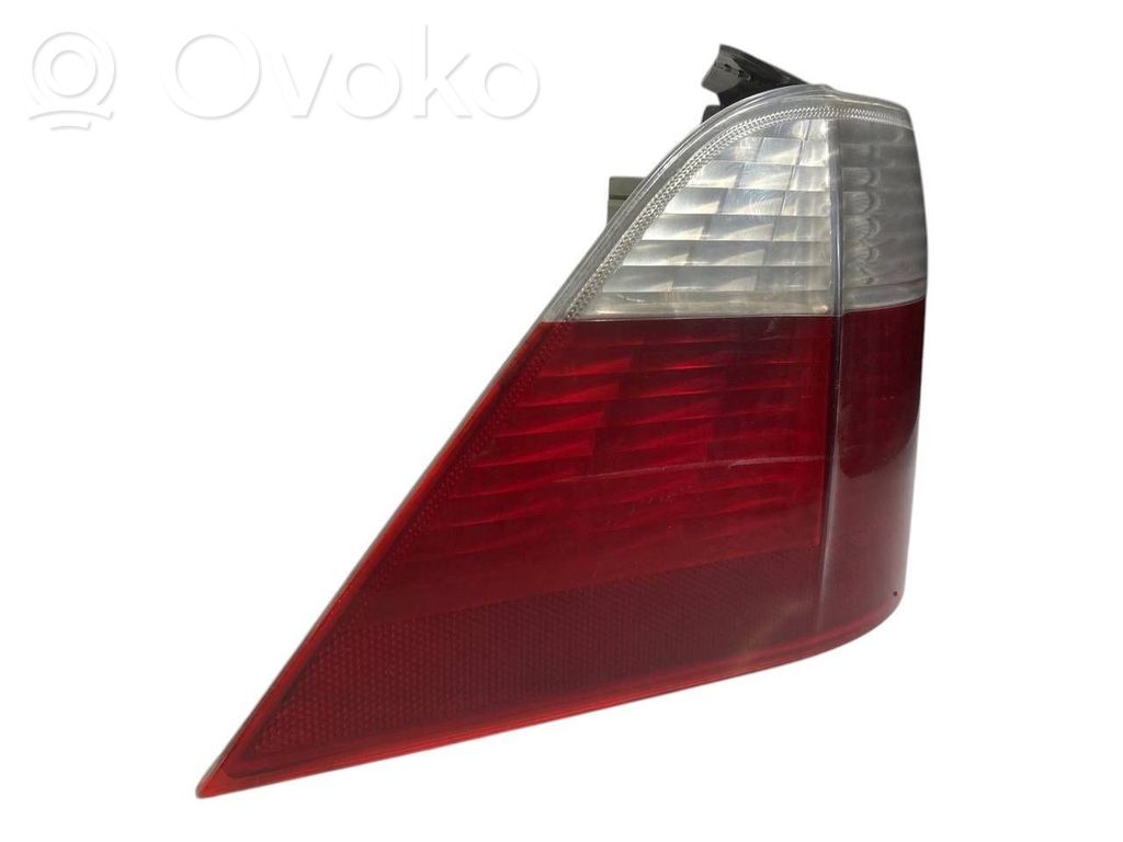 Aizmugurējais lukturis virsbūvē