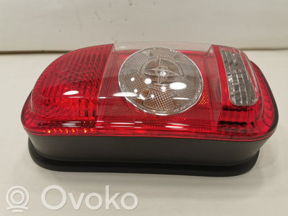 Aizmugurējais lukturis virsbūvē