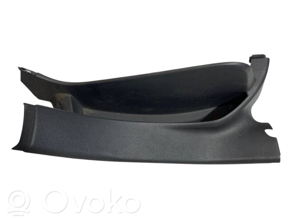 Sānu dekoratīvā apdare pie aizmugurējā sēdekļa (apakšdaļa)