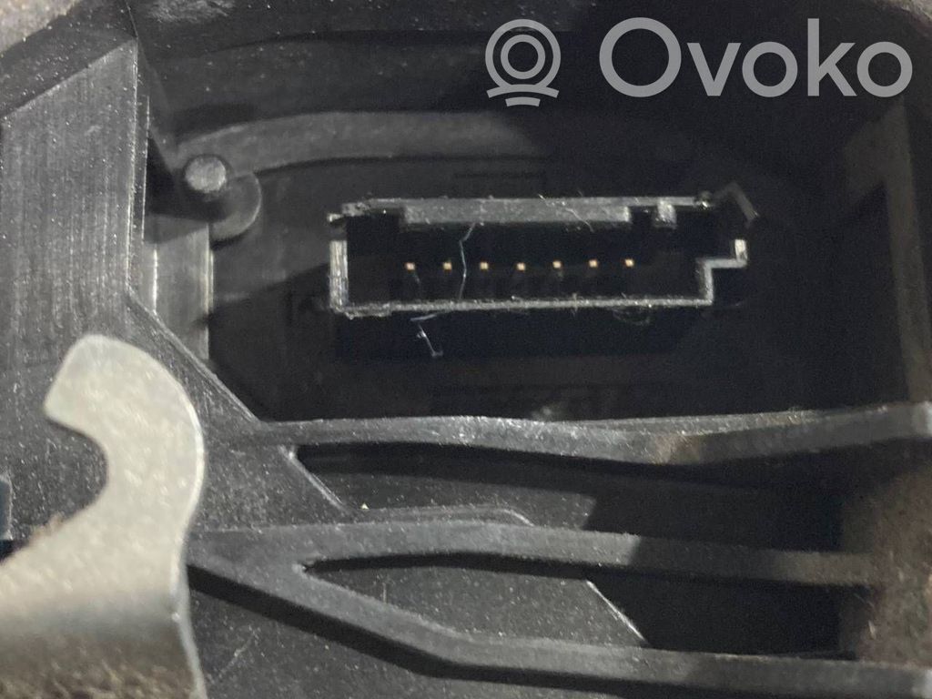 Priekšpusē slēdzene