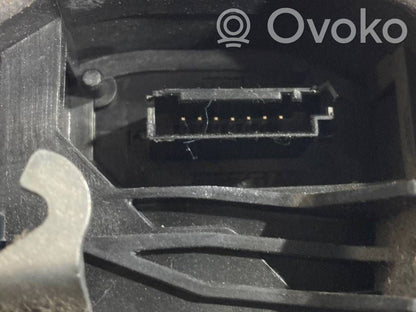 Priekšpusē slēdzene