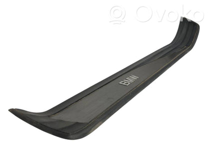 Priekšējā sliekšņa dekoratīvā apdare (iekšējā)