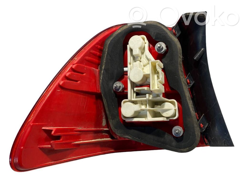 Aizmugurējais lukturis virsbūvē