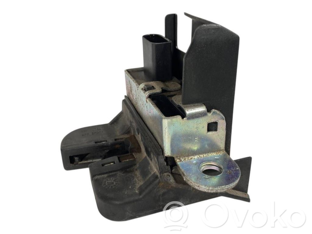 Aizmugurējā pārsega slēdzene