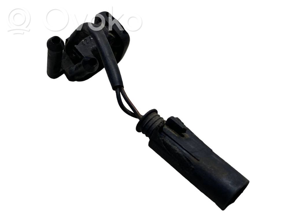 Mazgāšanas šķidruma smidzinātājs (-i) priekšējam logam