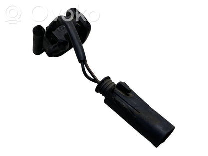 Mazgāšanas šķidruma smidzinātājs (-i) priekšējam logam