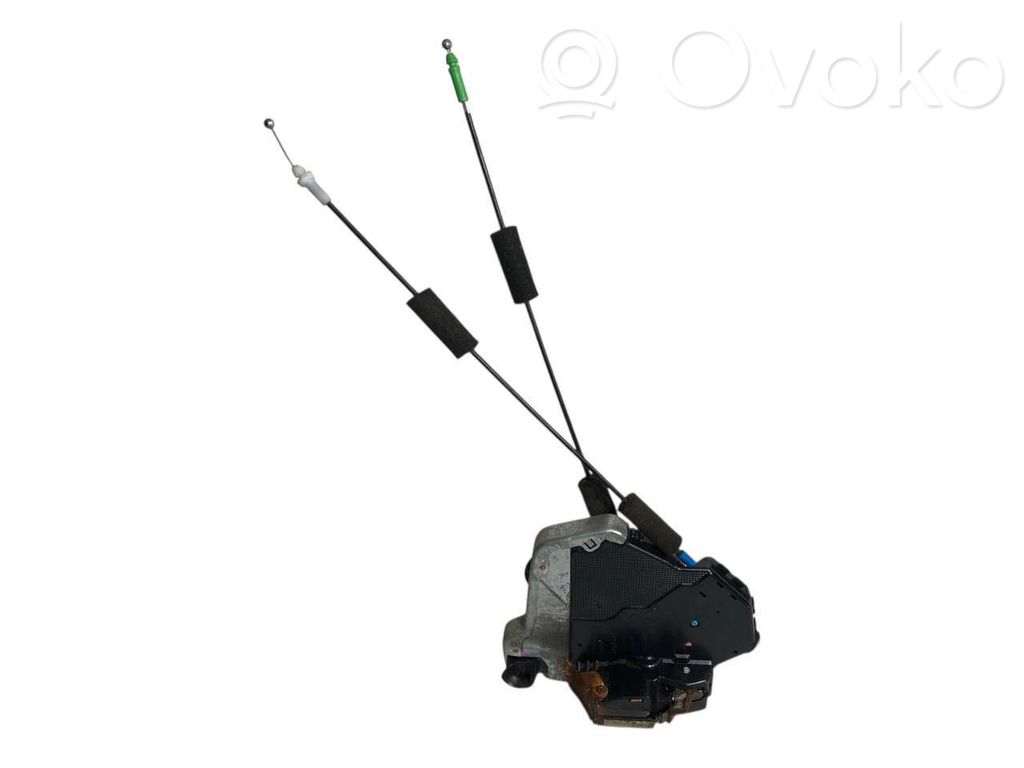 Priekšpusē slēdzene