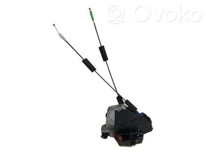 Priekšpusē slēdzene