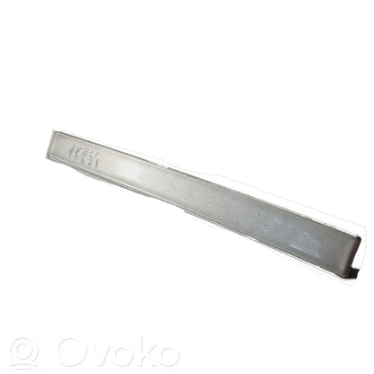 Priekšpusē durvju dekoratīvā apdare (moldings)