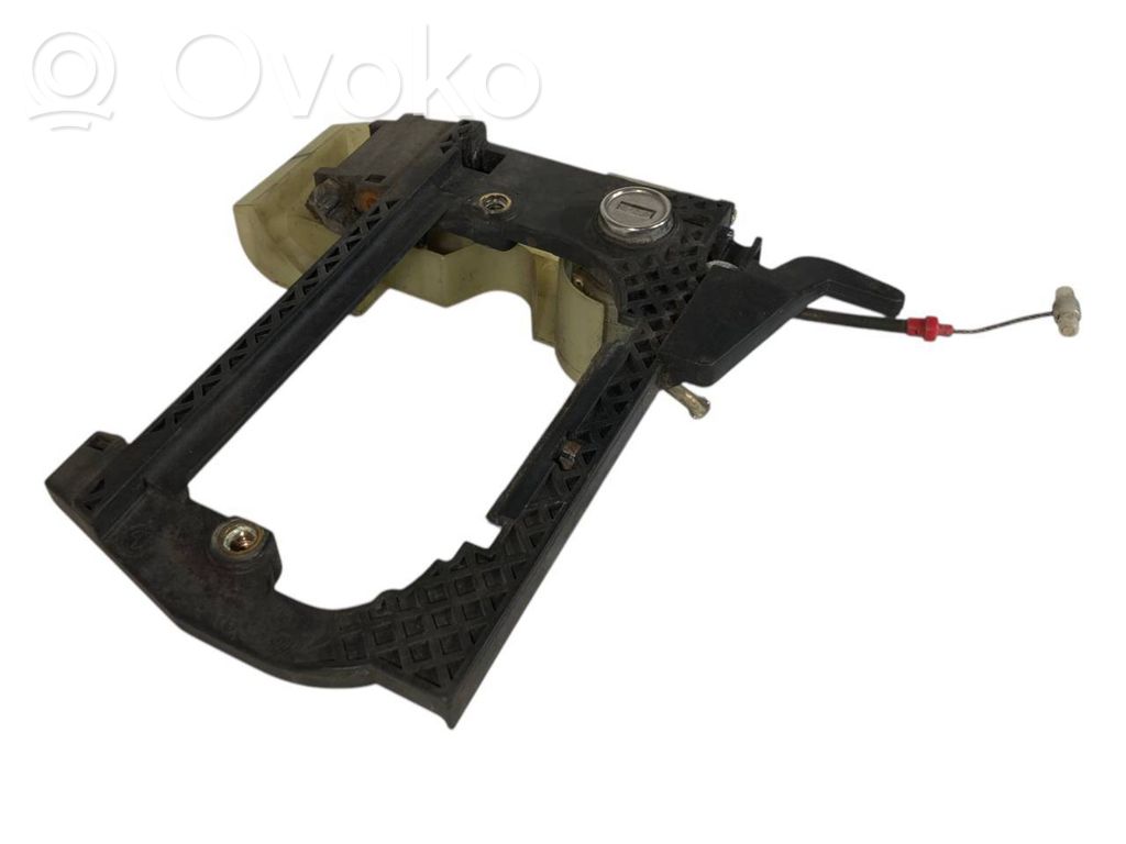 Priekšpusē turētājs / kronšteins ārējam atvēršanas rokturim