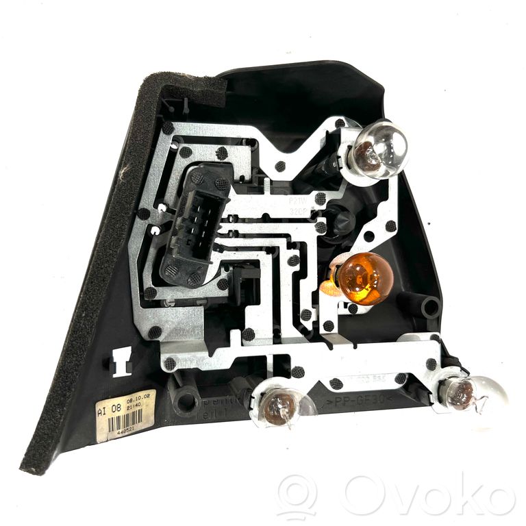 Держатель крышки заднего фонаря