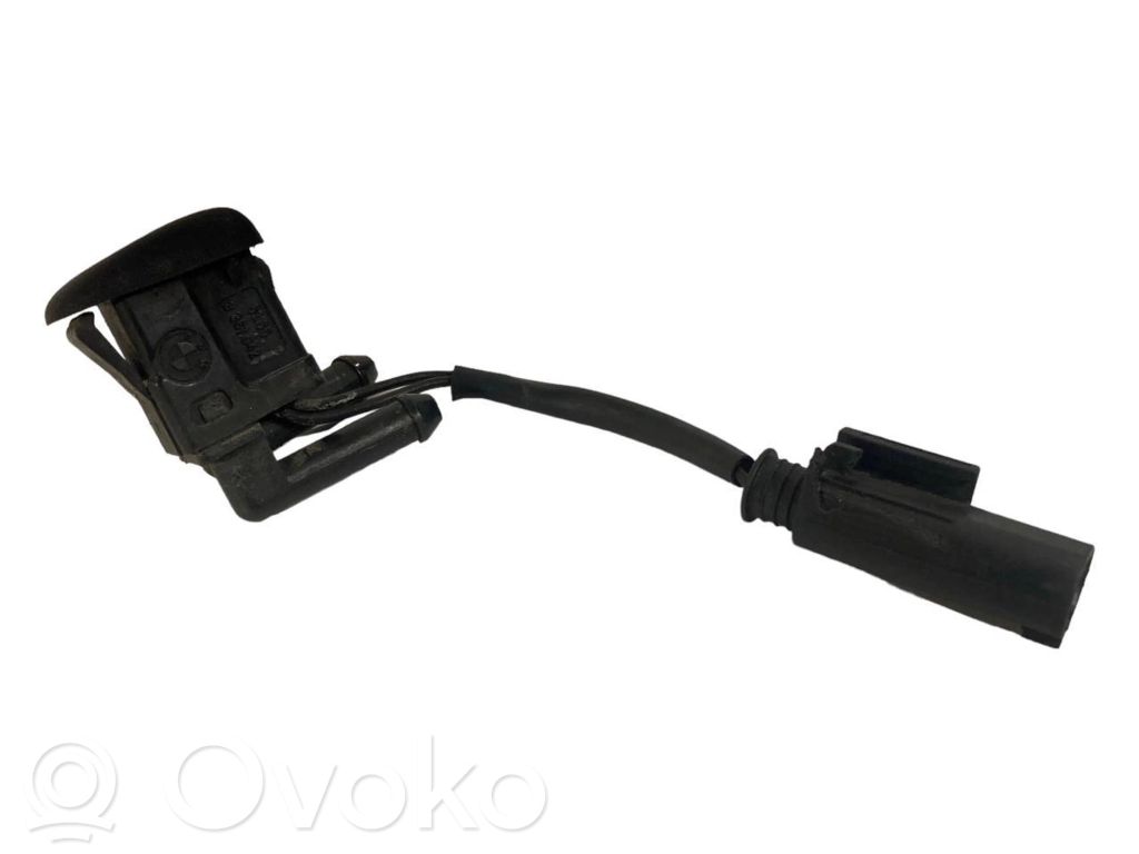 Mazgāšanas šķidruma smidzinātājs (-i) priekšējam logam