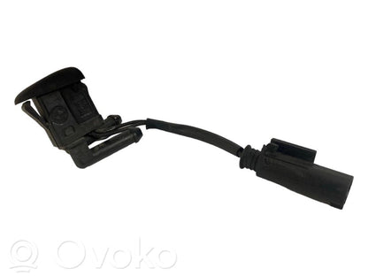 Mazgāšanas šķidruma smidzinātājs (-i) priekšējam logam