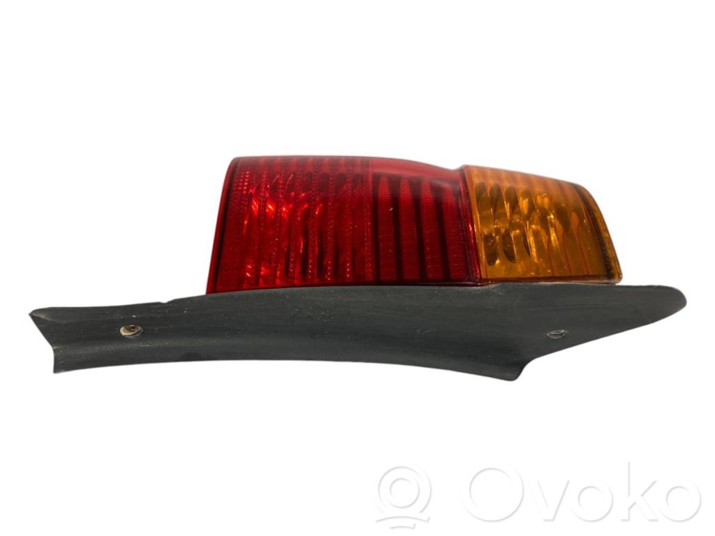 Aizmugurējais lukturis virsbūvē