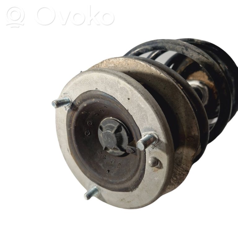 Priekšpusē amortizators ar atsperi