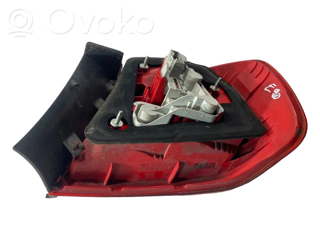 Задний фонарь в кузове